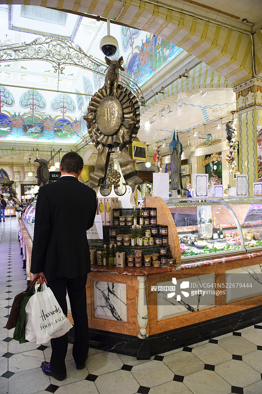 男人在英国伦敦骑士桥哈罗德百货公司购物图片素材