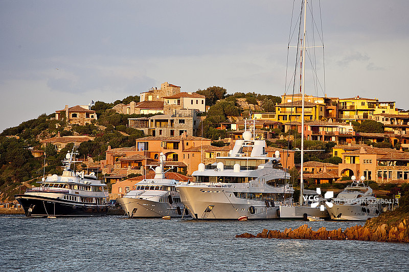 停靠在撒丁岛切尔沃港的游艇图片素材