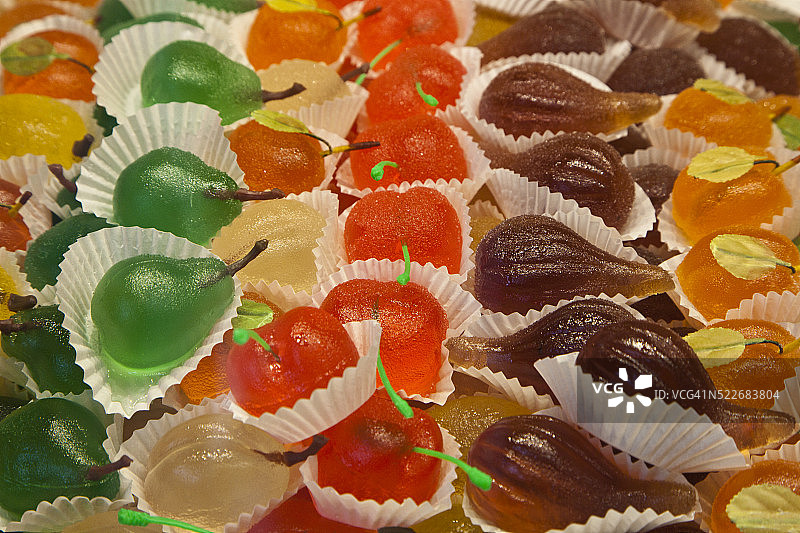 佛罗伦萨店面中水果形状的果冻糖果。图片素材