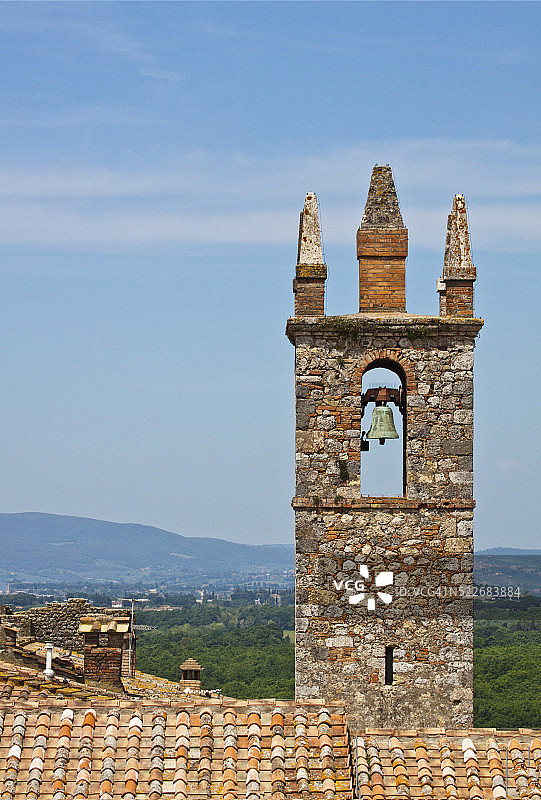 罗马广场圣玛丽亚·阿松泰因罗马式教堂的钟楼，蒙特里吉奥尼，托斯卡纳图片素材