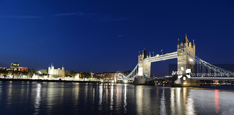 夜晚灯光下的伦敦塔桥和伦敦塔图片素材