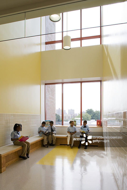 走廊里的孩子们，纽约布朗克斯区贝切斯特学院图片素材