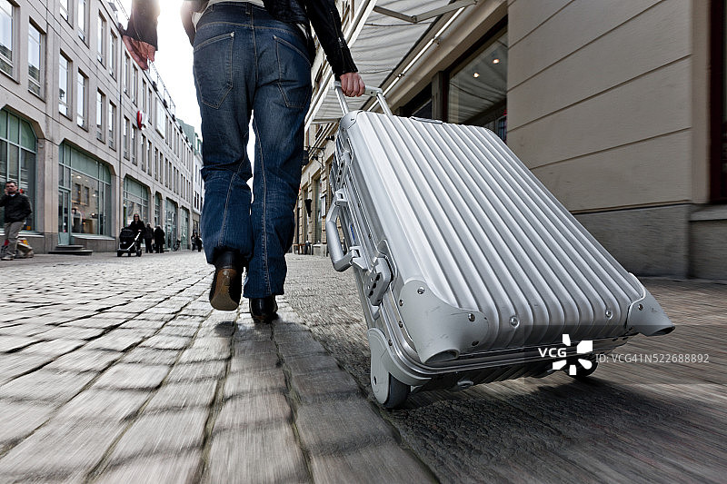 拉着行李箱的女孩图片素材