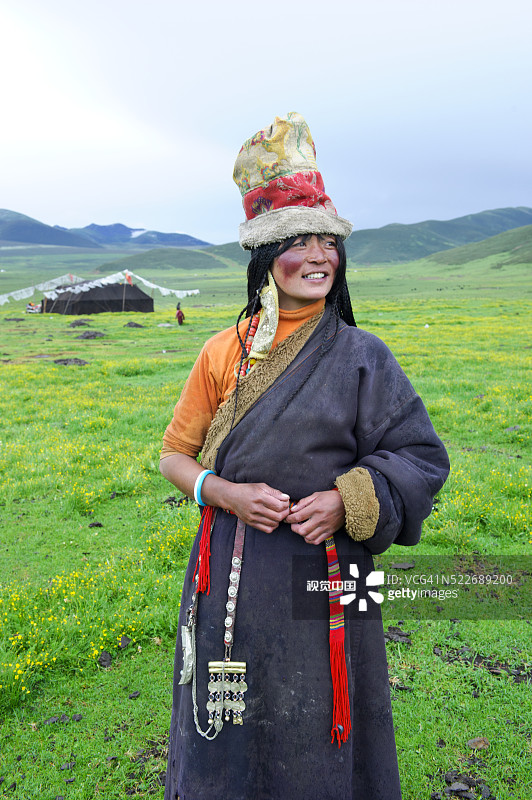 德昂山谷的藏族游牧妇女图片素材