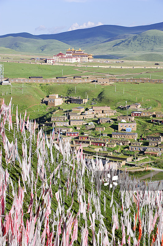 覆盖祈祷旗的山丘图片素材