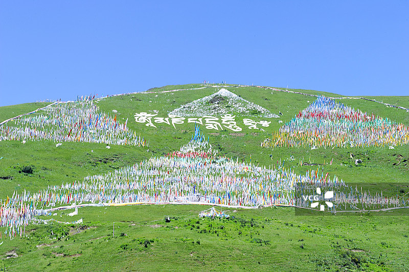 山丘上的佛教经幡图片素材