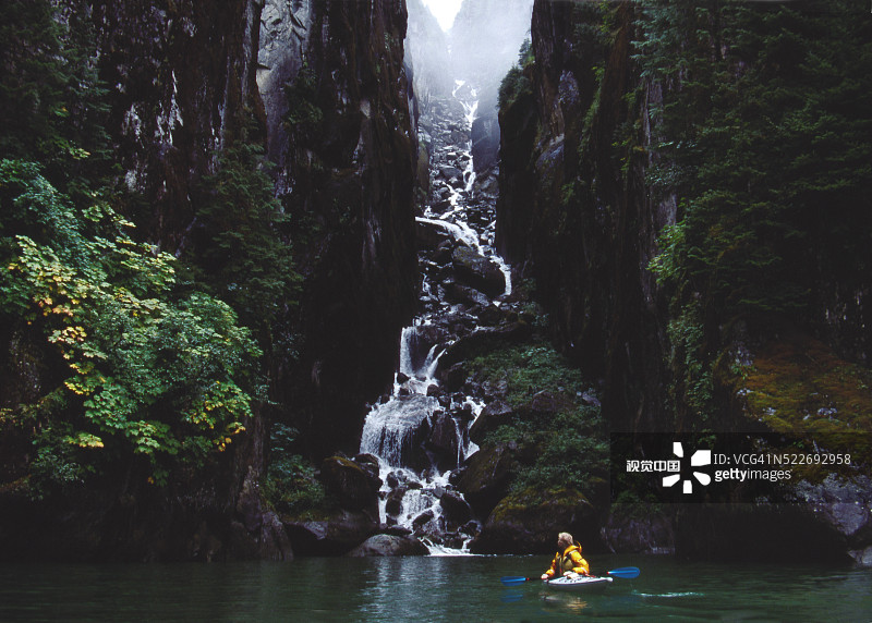 阿拉斯加巴拉诺夫岛峡湾皮划艇与瀑布图片素材