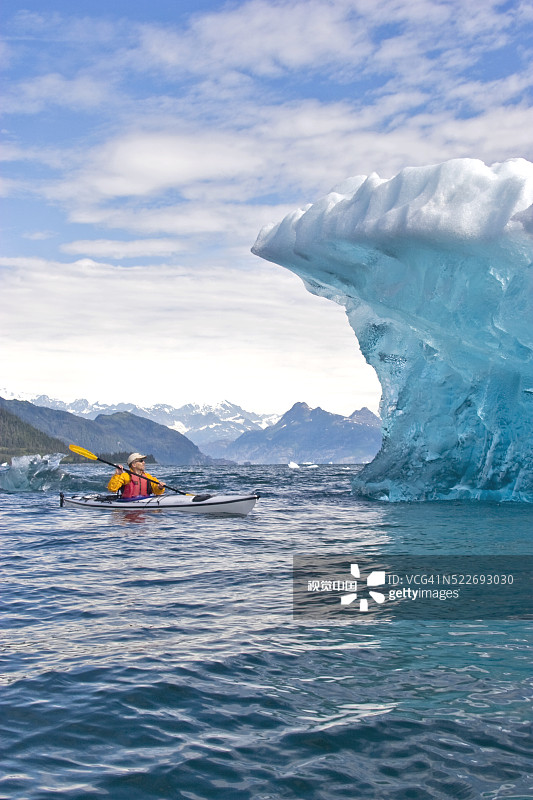 阿拉斯加州威廉王子湾海上皮划艇和哥伦比亚湾的冰山图片素材