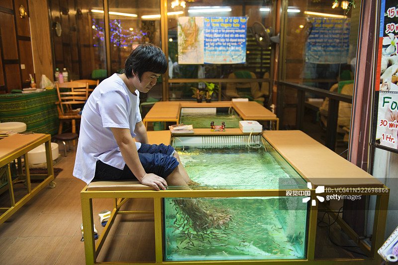 男人做鱼疗图片素材