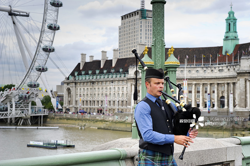 英国英格兰伦敦眼前的风笛手图片素材