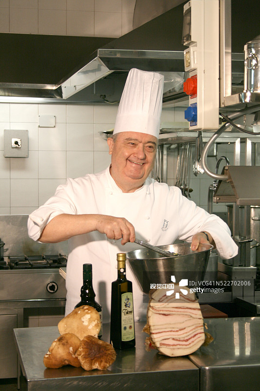 意大利厨师埃莫·马罗尼图片素材