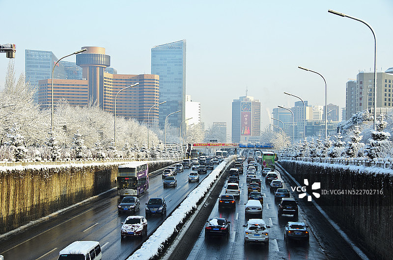 北京东三环路降雪时的高峰时段图片素材
