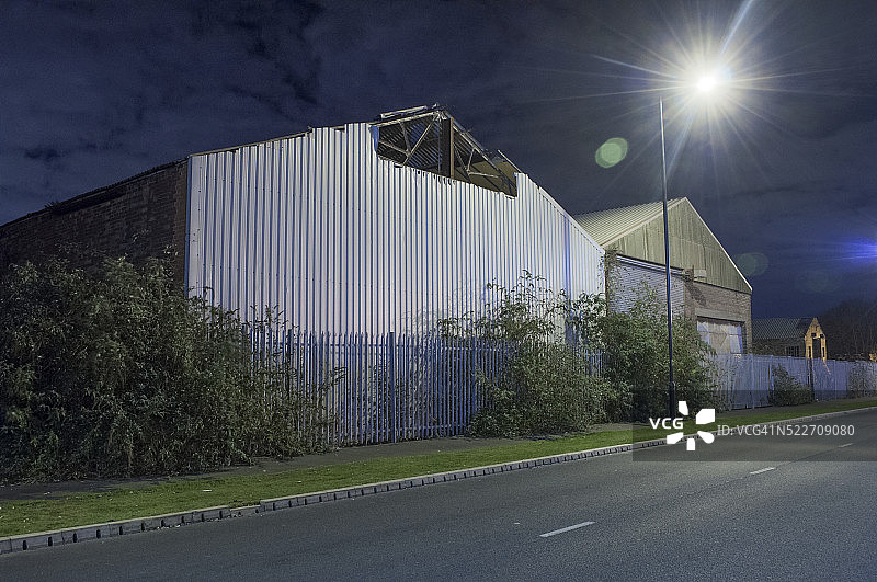 夜晚的两座老旧工业棚图片素材