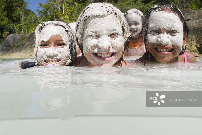 在银河系中玩耍的儿童图片素材