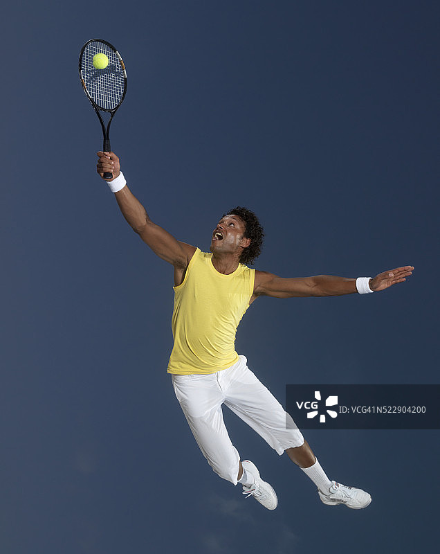 跳跃的网球运动员图片素材