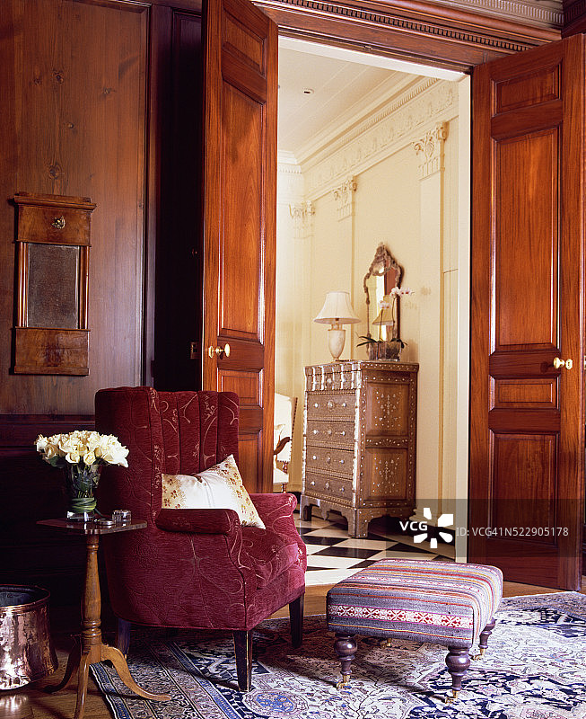 房子里红色扶手椅旁的脚凳图片素材