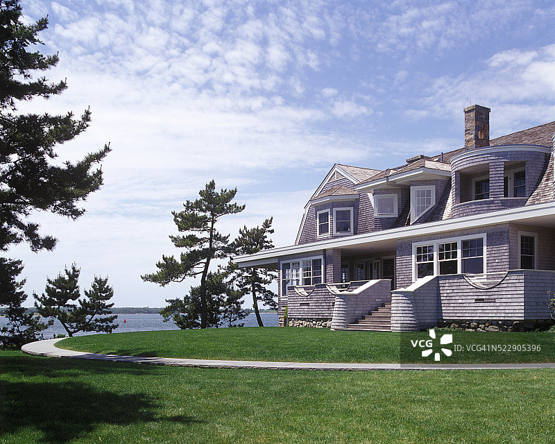 两层木瓦房前的草地和水泥走道图片素材