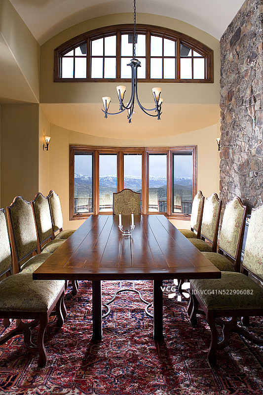 餐厅内带筒形拱顶的石墙图片素材