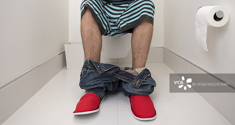 在厕所里的不知名男人图片素材