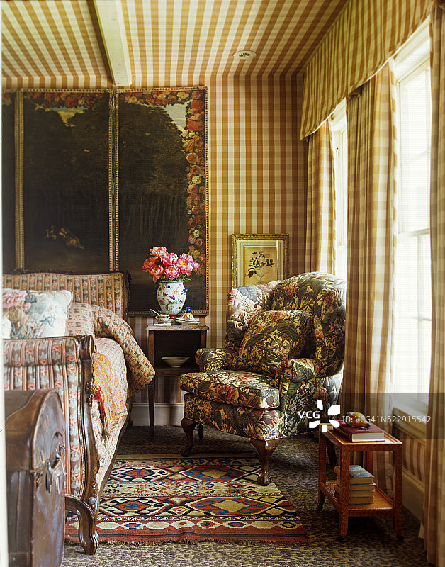 带有格子天花板、墙壁和窗帘的卧室图片素材