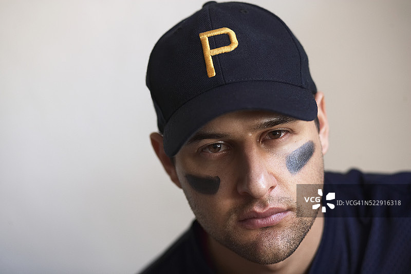 眼睛下方涂着油彩的棒球运动员图片素材