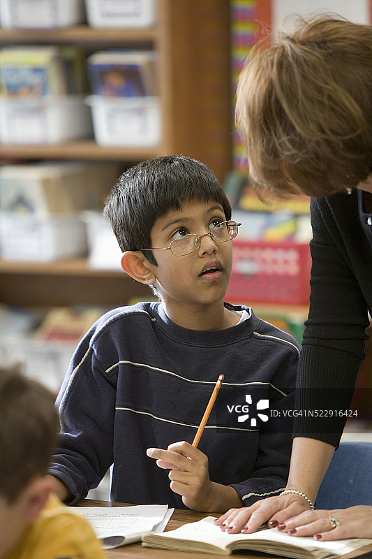 老师辅导三年级学生图片素材