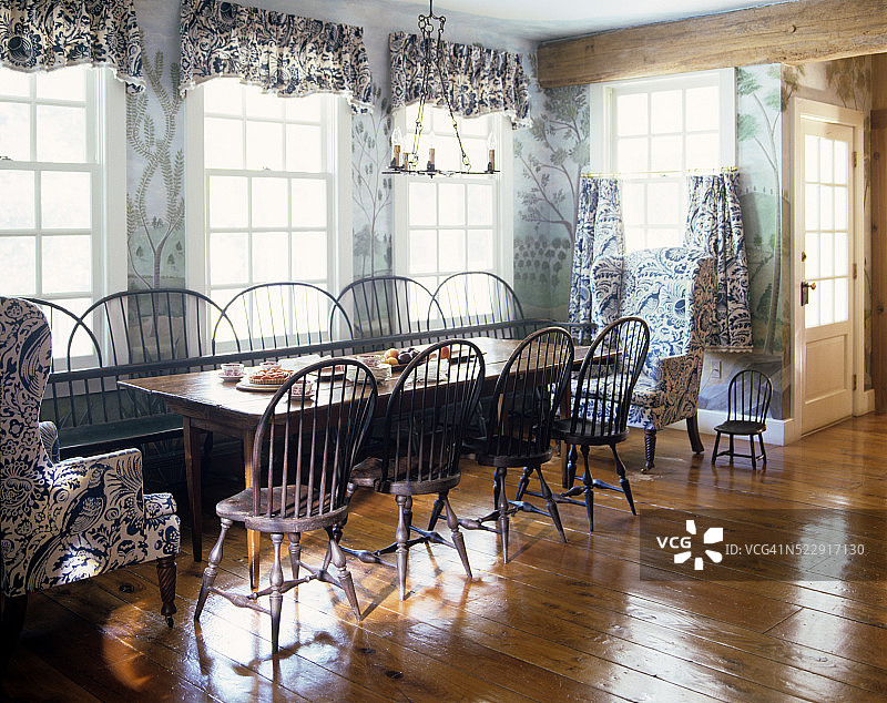 温莎风格长椅与温莎椅餐桌图片素材