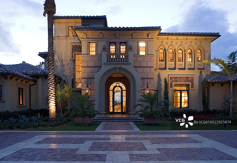 拱形前门的意式风格住宅图片素材