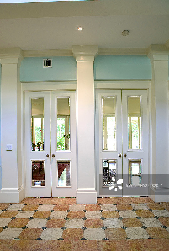 走廊里两扇门的正面视角图片素材