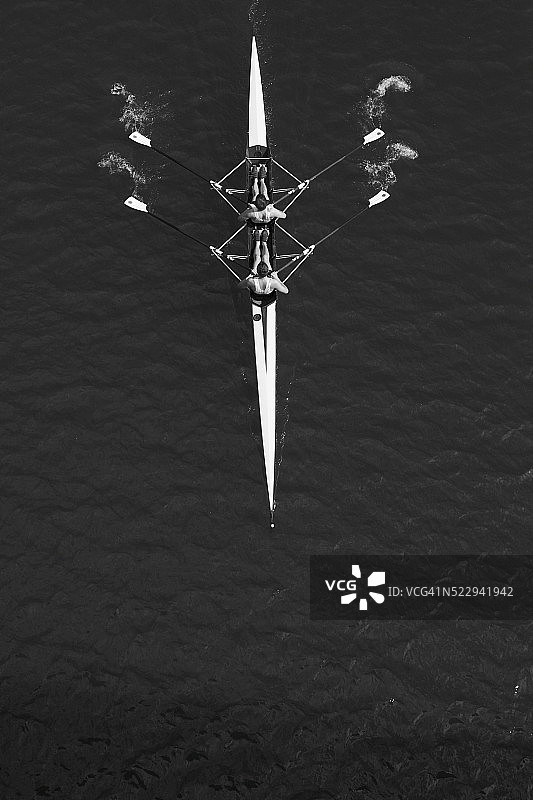 两个男人在划船图片素材