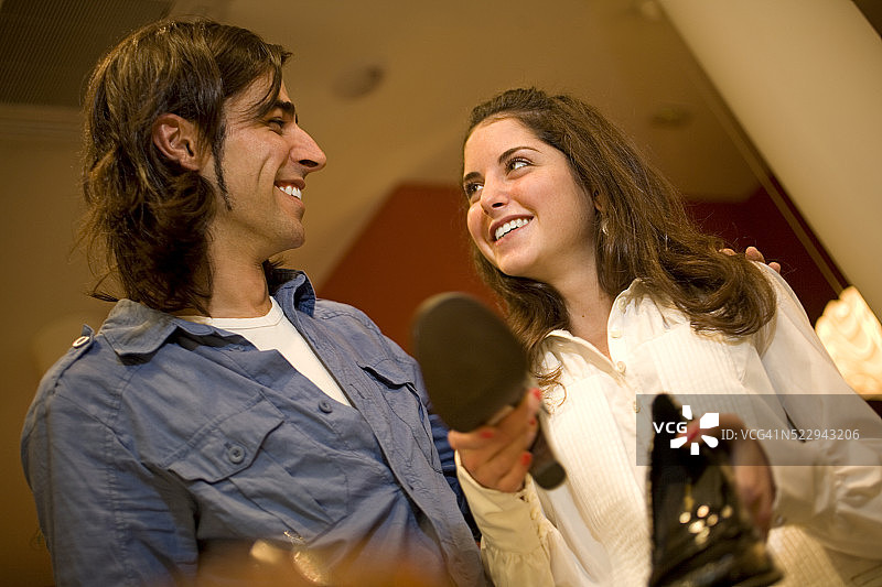 在服装店里购物的情侣图片素材