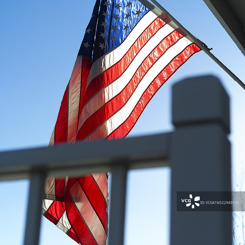 门廊上的美国国旗图片素材