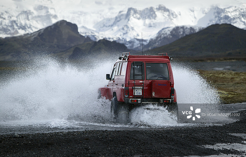 冰岛的越野车辆过河图片素材