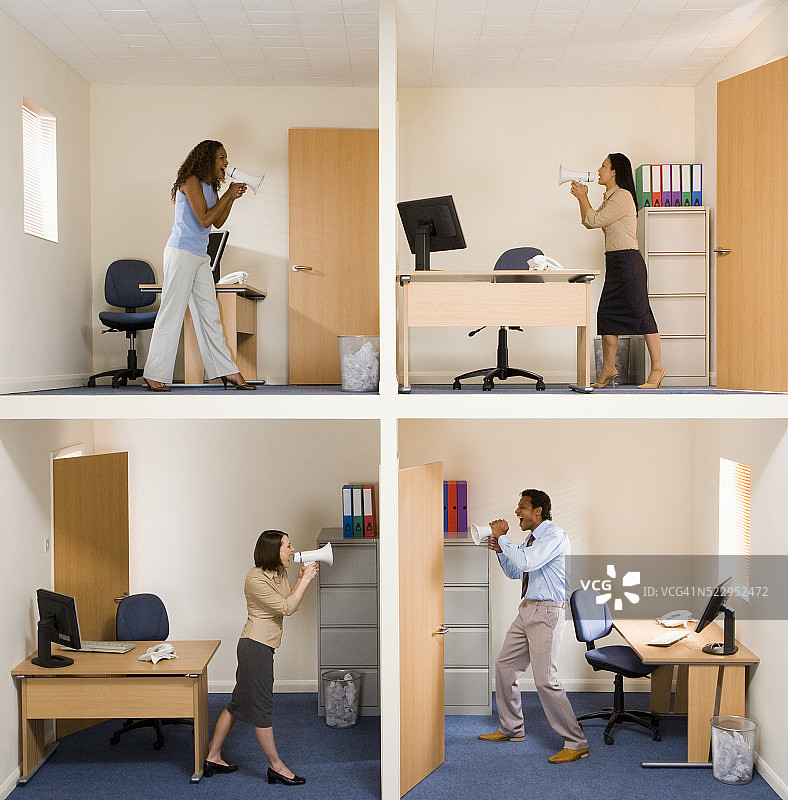 商务人士在办公室使用扩音器图片素材