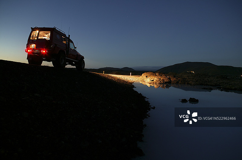 吉普车在乡村道路上行驶图片素材