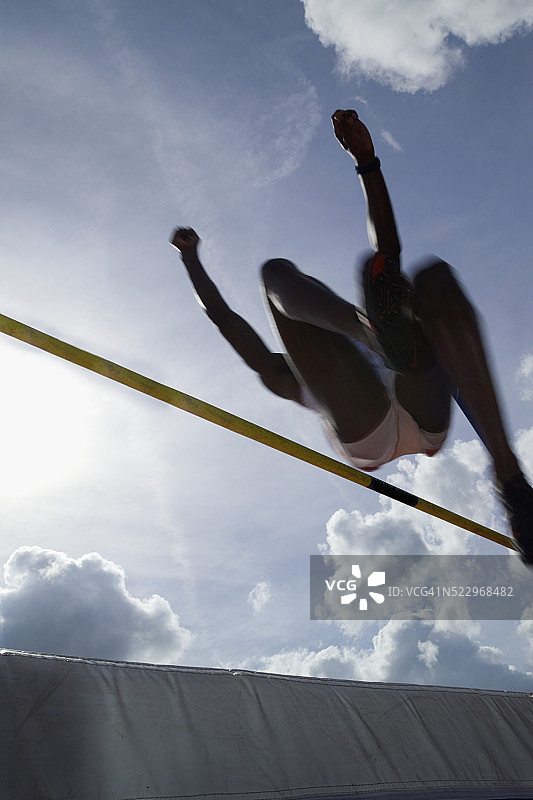 男人跳高图片素材
