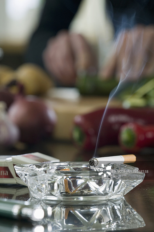 吸烟与食物准备图片素材