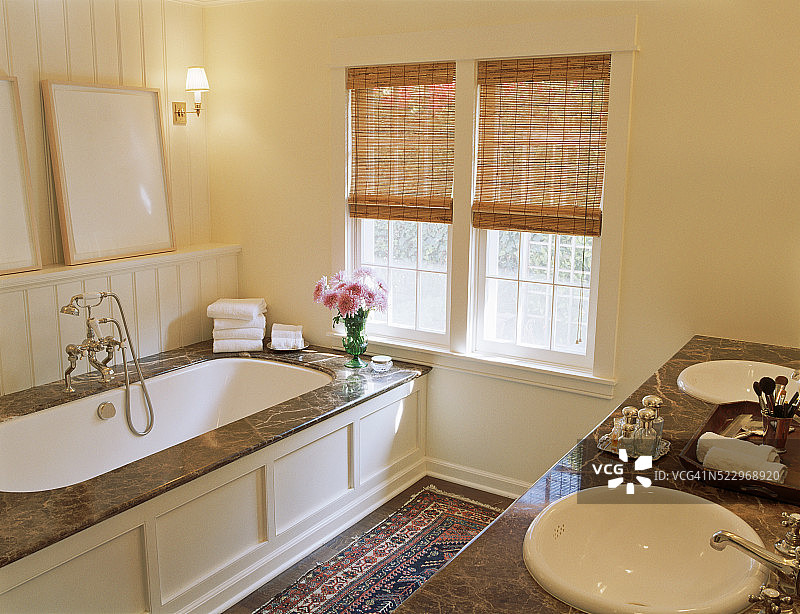 带双水槽梳妆台的传统浴室图片素材