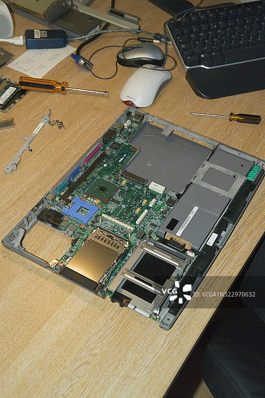 维修中的笔记本电脑图片素材