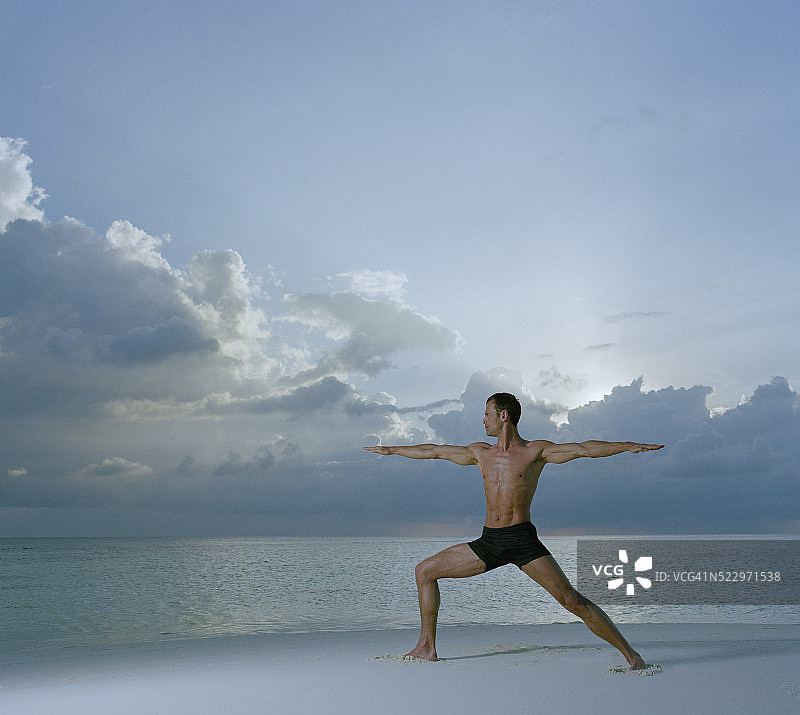 战士姿势的男人图片素材