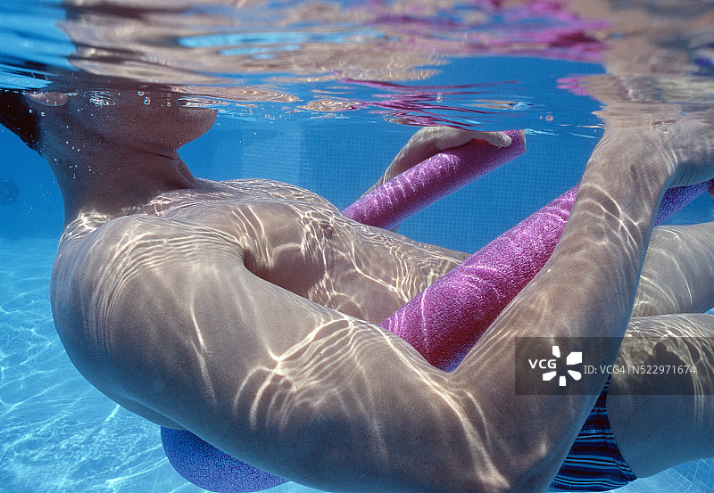 男人漂浮在游泳池里图片素材