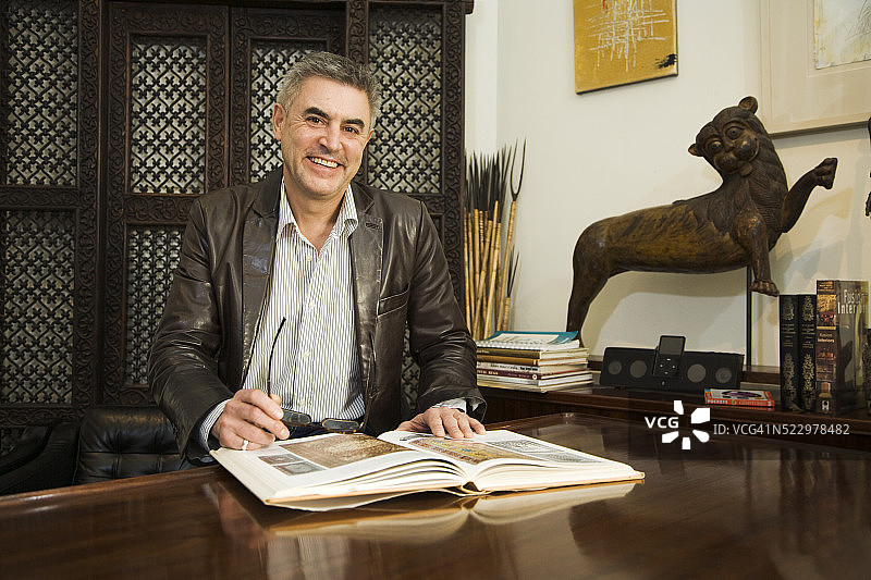 古董商在桌旁图片素材