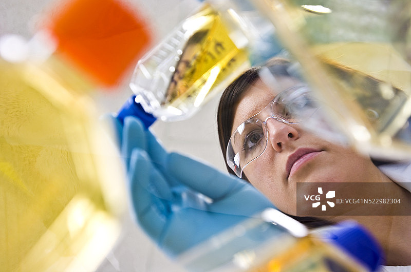 研究技术员在实验室检查液体样本图片素材