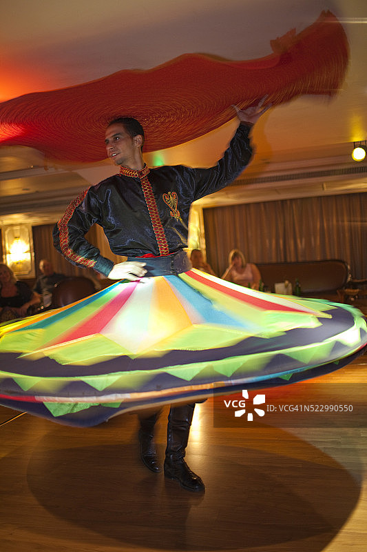 尼罗河游轮上的传统舞蹈表演图片素材