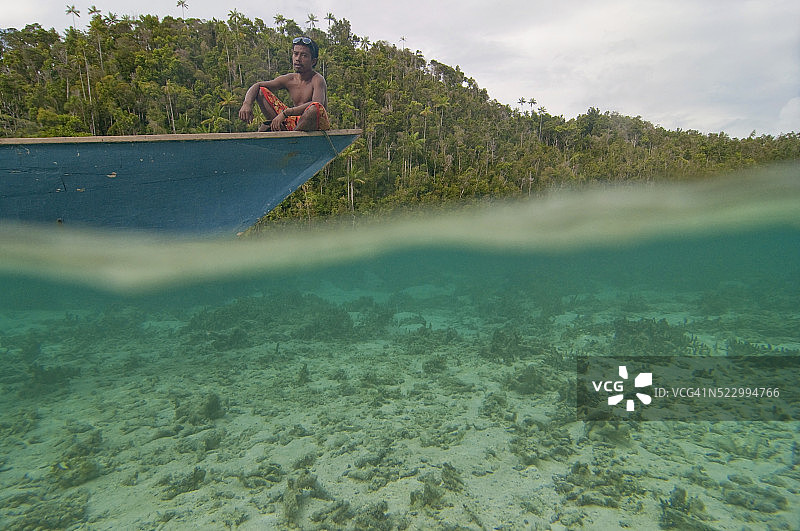 在船上的印度尼西亚人图片素材