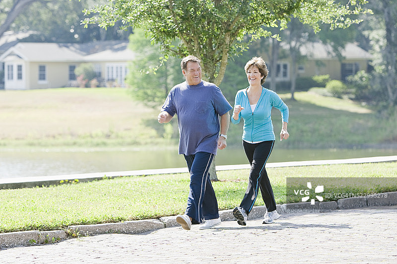 情侣快步走图片素材