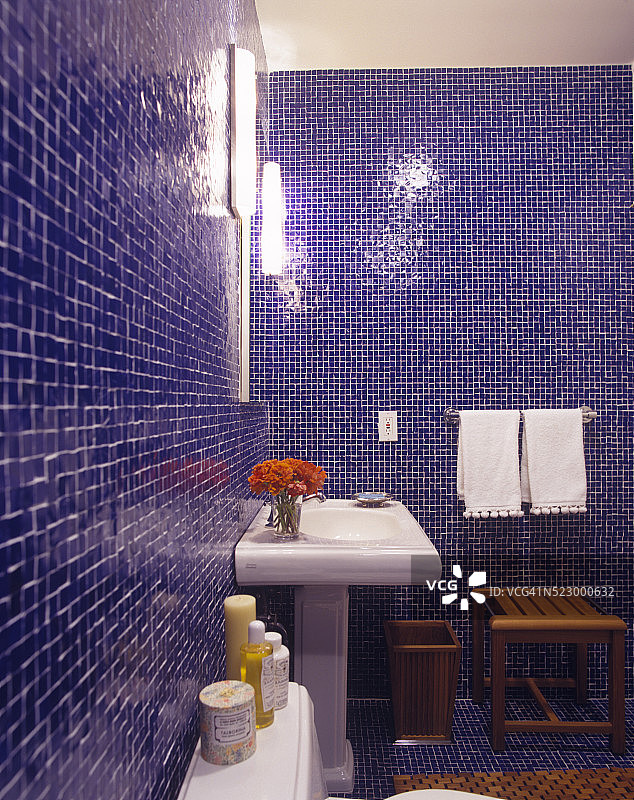 带白色立柱式水槽的蓝色瓷砖浴室图片素材