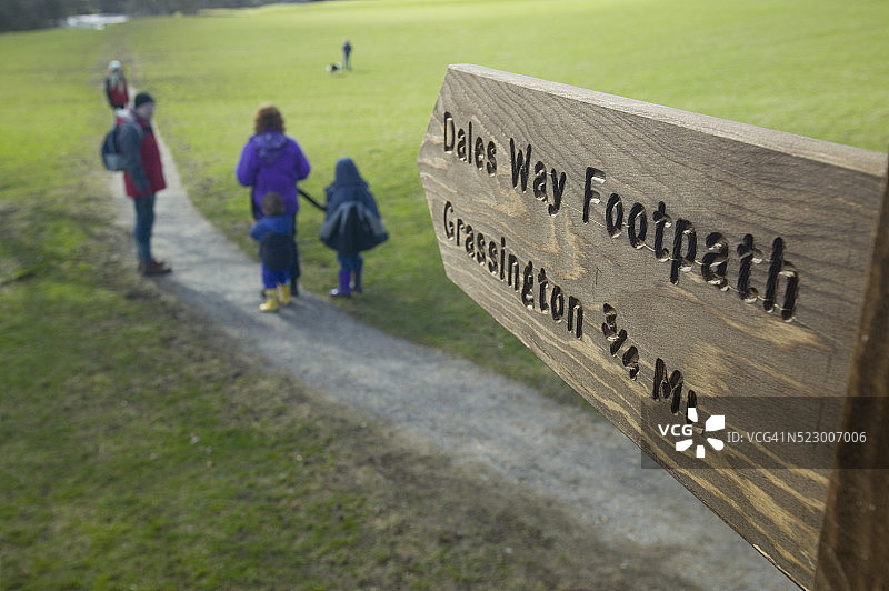 在山谷小路上步行的家庭图片素材