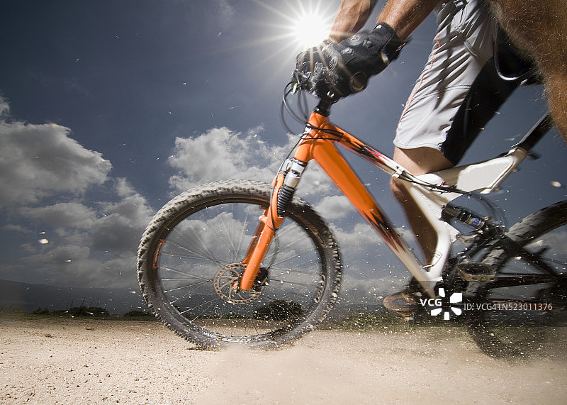 男人山地自行车运动图片素材