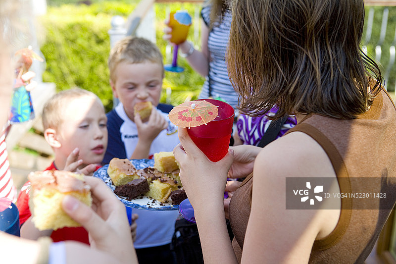 妈妈在生日派对上分发蛋糕图片素材